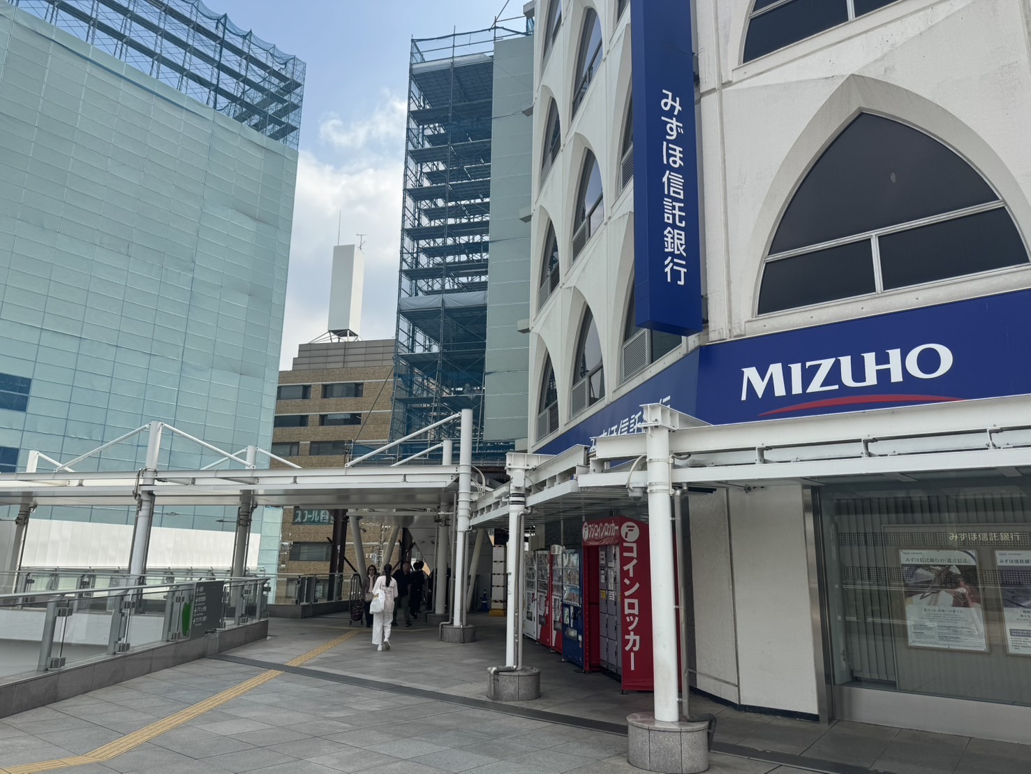AOYAMA柏店を直進するとみずほ銀行が右手に現れます。そのまま直進してください。