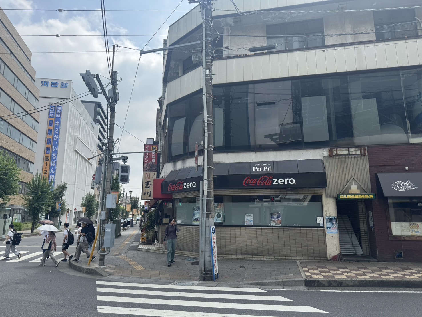 みずほ銀行柏店を直進するとエスカレーターが見えるので、そのまま降ってください。すると交差点に着きます。