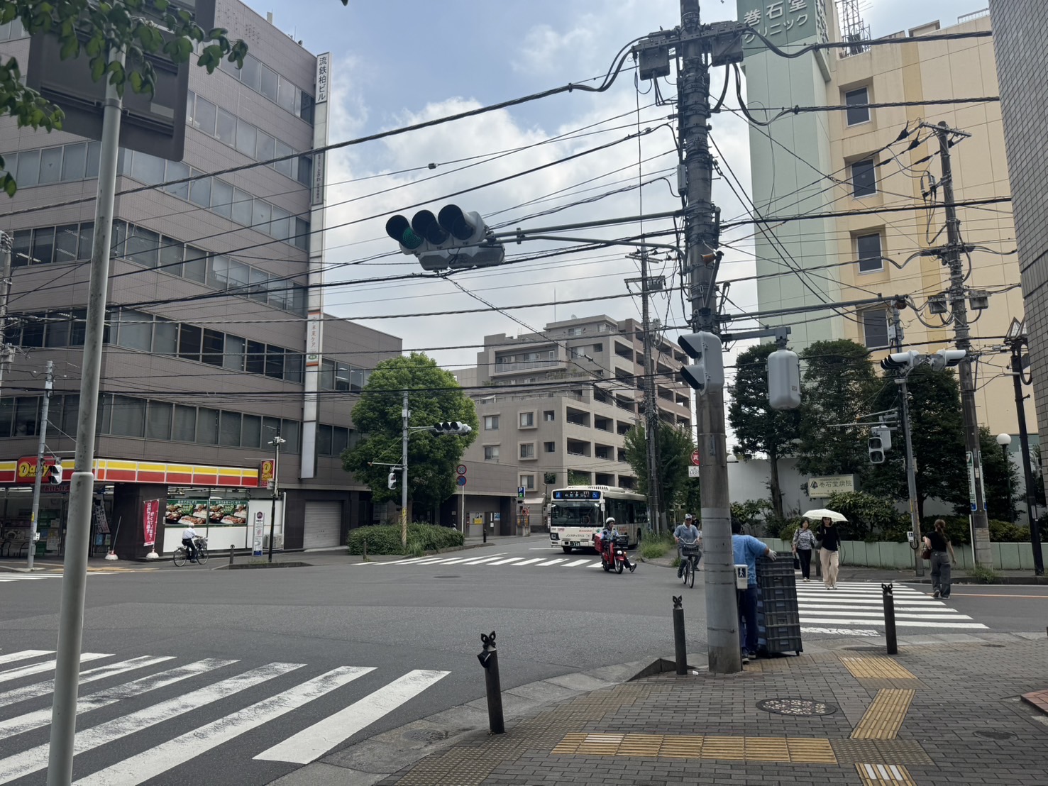 交差点を真っ直ぐ渡り、直進し続けてください。すると、デイリーヤマザキというコンビニエンスストアが左前にある交差点に着きます。